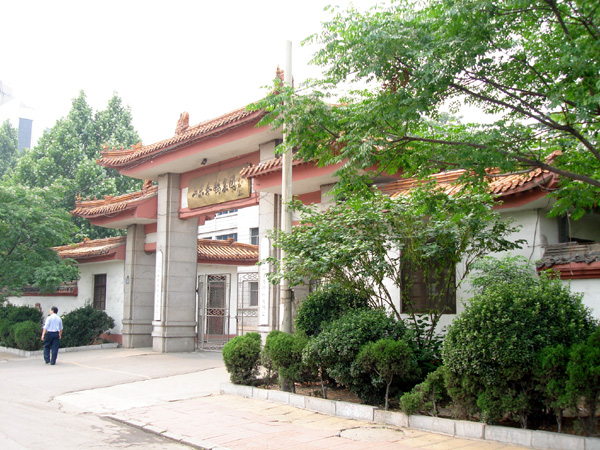 為某公司土地抵押貸款，圖為評估人員現場勘查